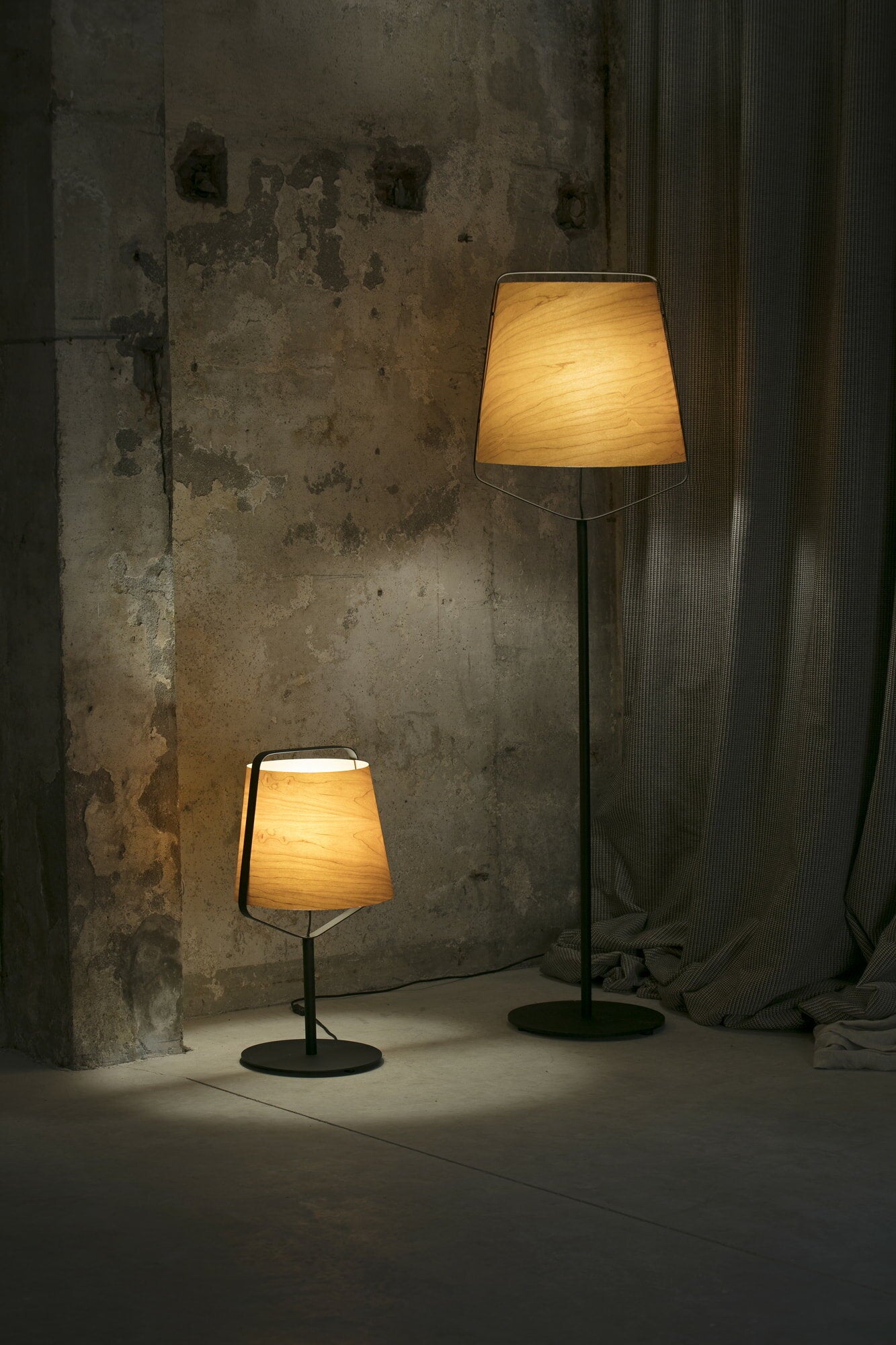 FARO_Barcelona - STOOD Black and wood floor lamp - 29847